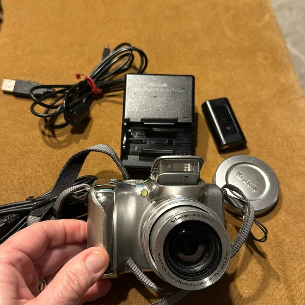 Vintage Kodak EasyShare Z612MP Zoom Digital Camera with/ Accessories